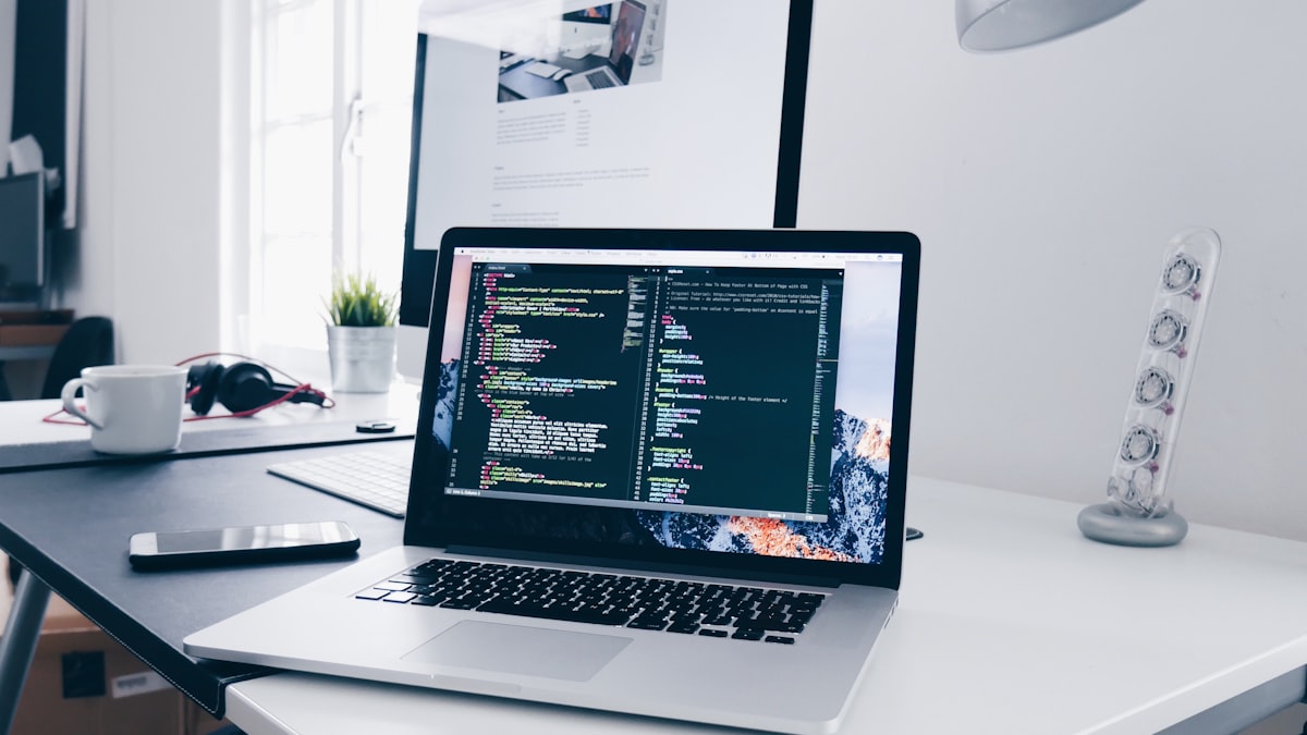 Lovable veut permettre à des utilisateurs sans compétences techniques de bâtir des logiciels en langage courant. (illustration)